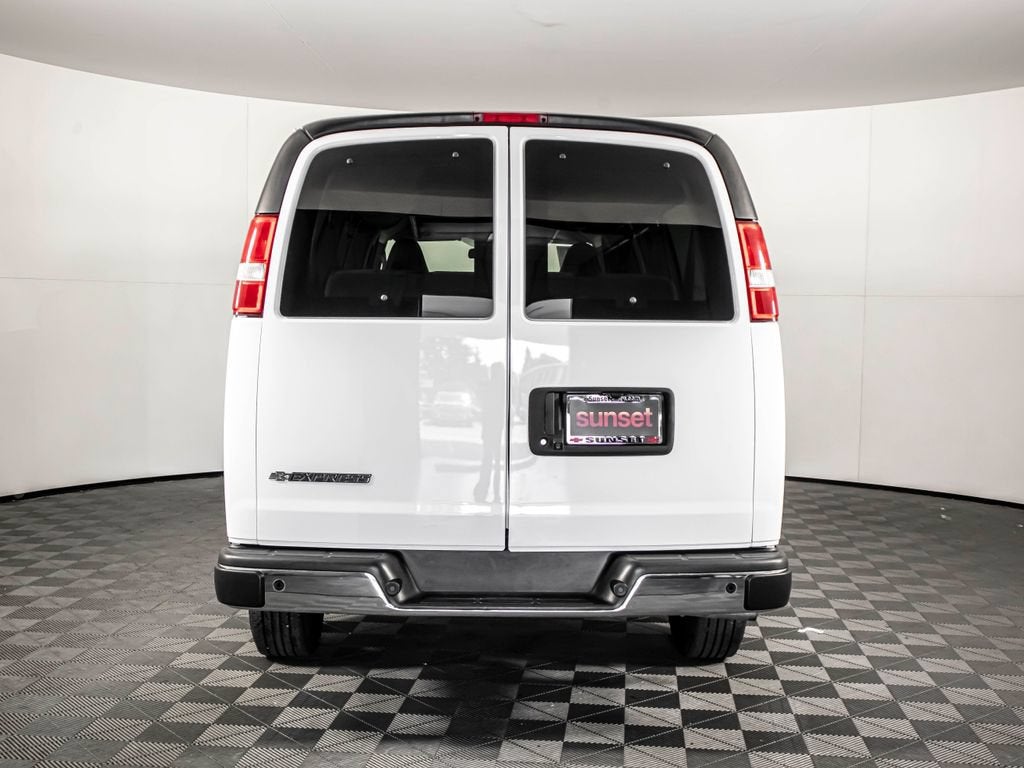 2022 Chevrolet Express Passenger 3500 LT