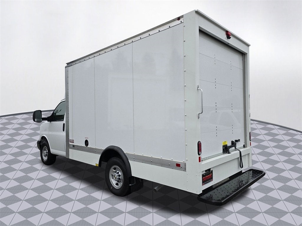 2024 Chevrolet Express Cutaway 3500 1WT