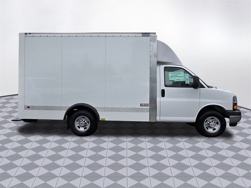 2024 Chevrolet Express Cutaway 3500 1WT
