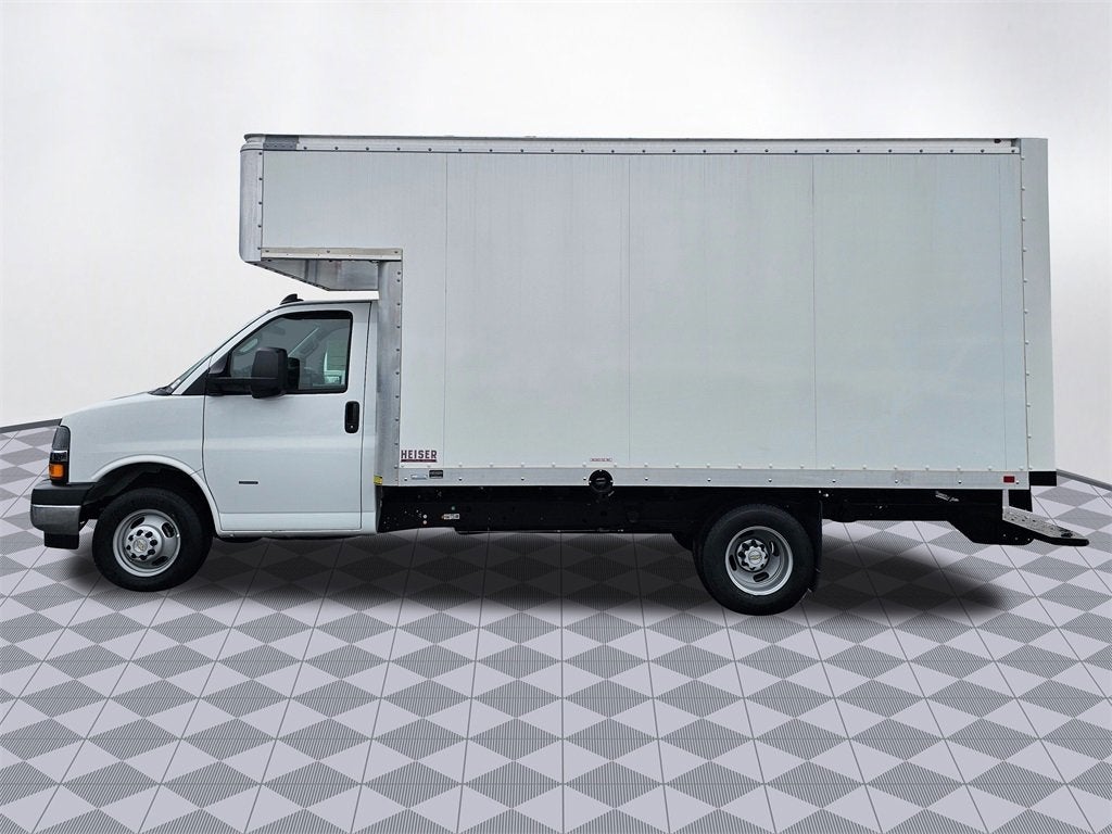 2024 Chevrolet Express Cutaway 3500 1WT