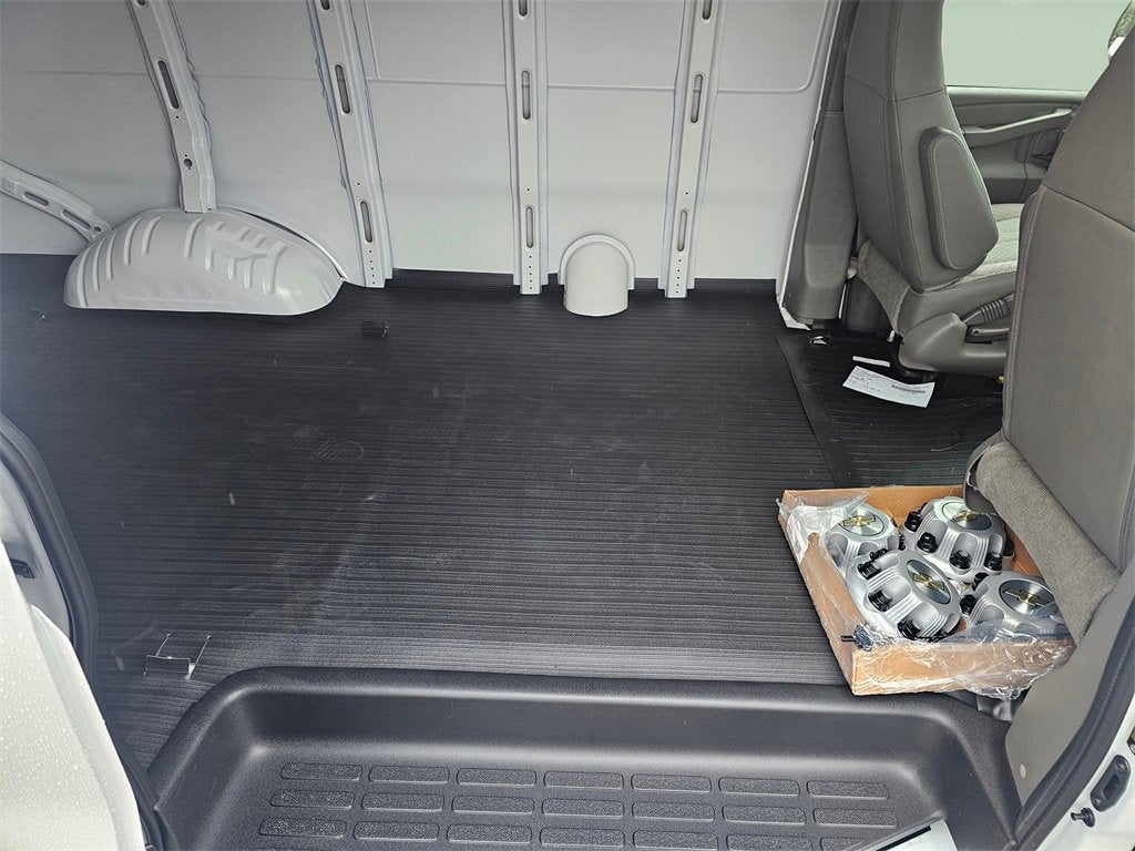 2025 Chevrolet Express Cargo 3500 WT