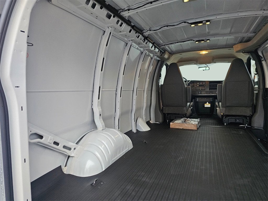 2025 Chevrolet Express Cargo 3500 WT