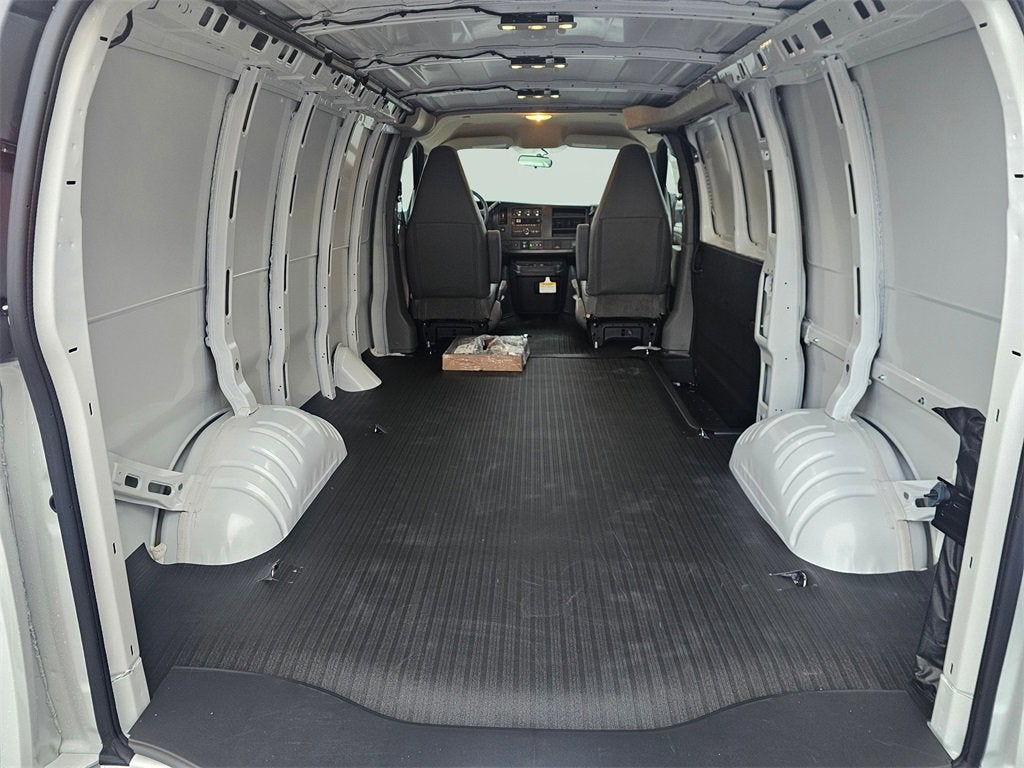 2025 Chevrolet Express Cargo 3500 WT
