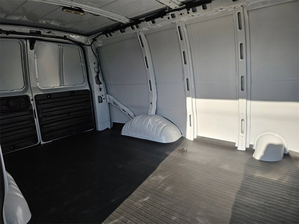 2025 Chevrolet Express Cargo 3500 WT