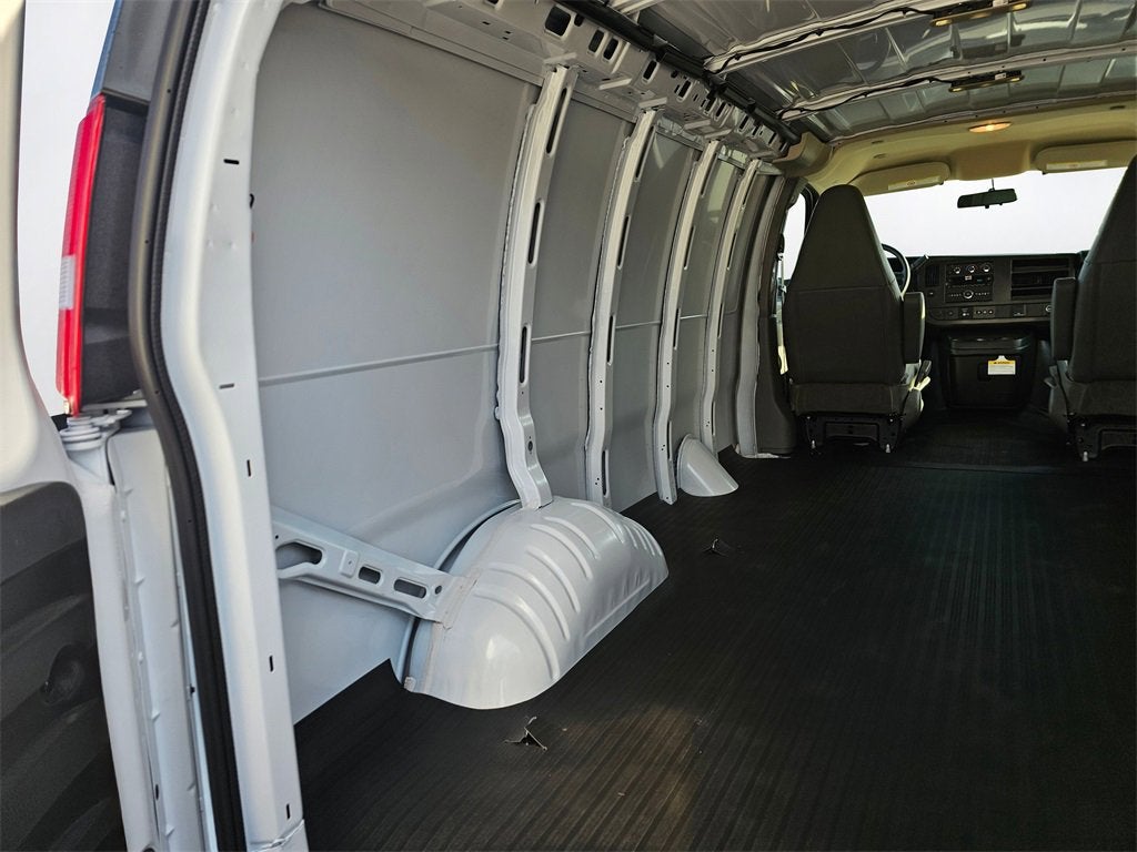 2025 Chevrolet Express Cargo 3500 WT