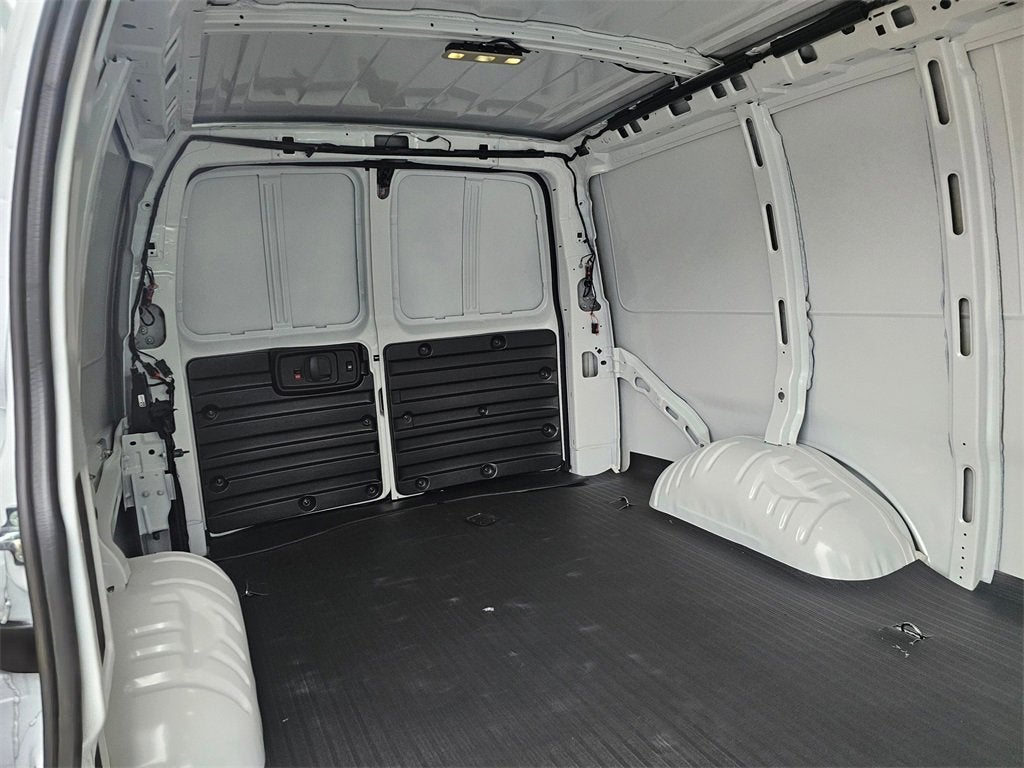 2025 Chevrolet Express Cargo 3500 WT