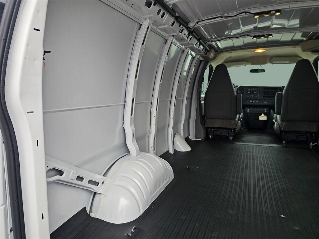 2025 Chevrolet Express Cargo 3500 WT