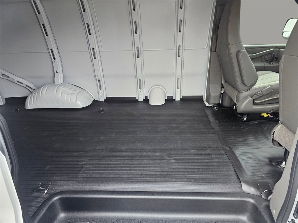 2025 Chevrolet Express Cargo 3500 WT