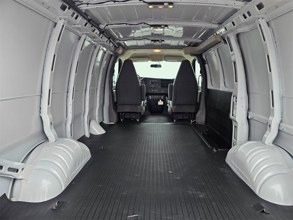 2025 Chevrolet Express Cargo 3500 WT