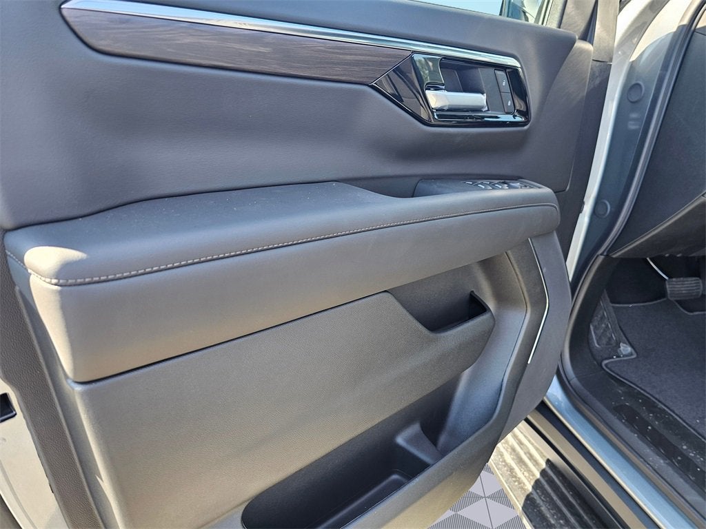 2025 Chevrolet Suburban LS