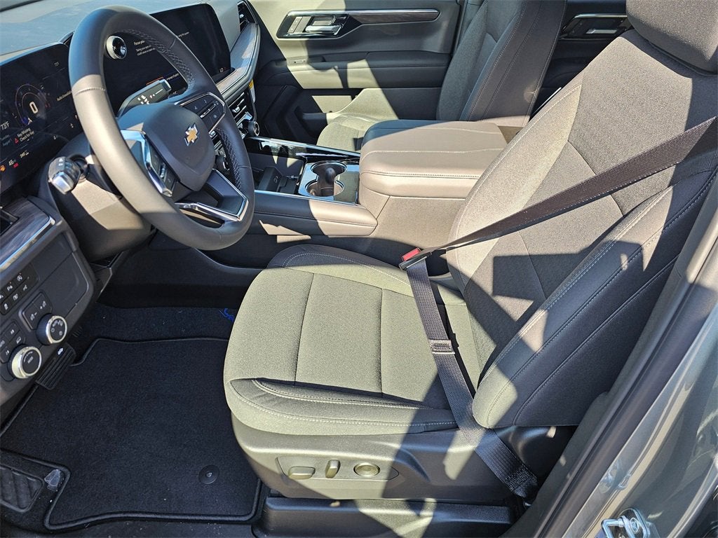 2025 Chevrolet Suburban LS