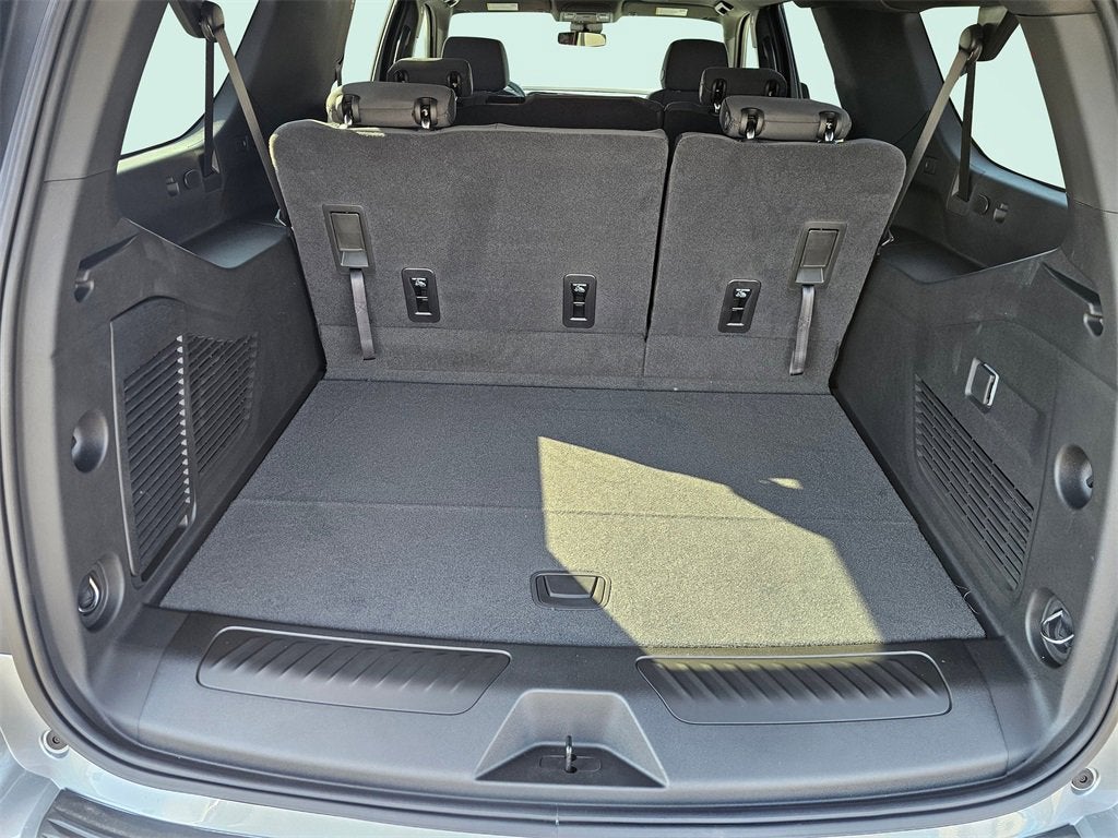 2025 Chevrolet Suburban LS