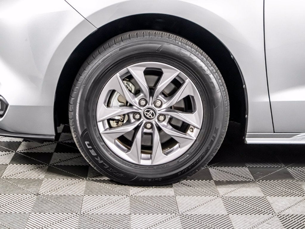 2025 Toyota Sienna XLE