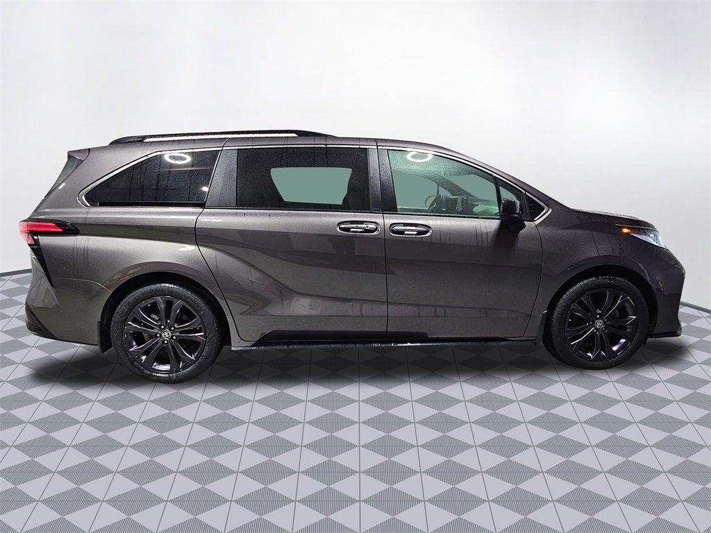2022 Toyota Sienna LE 8 Passenger