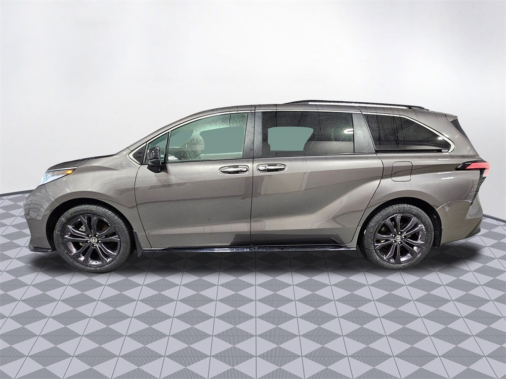 2022 Toyota Sienna LE 8 Passenger
