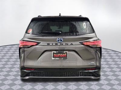 2022 Toyota Sienna LE 8 Passenger