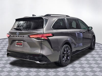 2022 Toyota Sienna LE 8 Passenger